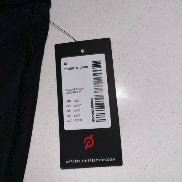 Peloton Woman’s Essential Capri - Picture 3 of 5